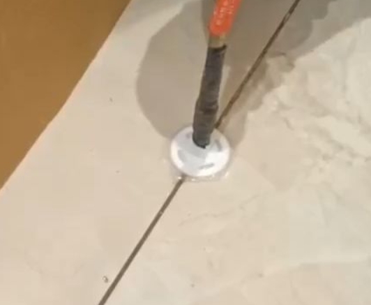 石鼓瓷砖空鼓维修公司专业解答瓷砖在铺贴过程中，如果没有涂抹均匀到位的粘结材料（如水泥砂浆或瓷砖胶），可能会导致以下问题