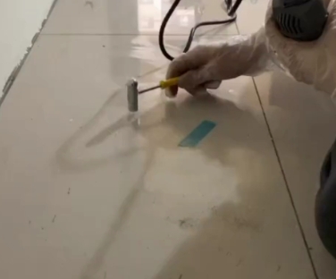 石鼓瓷砖开裂维修公司专业分享瓷砖在铺贴前如果没有沥干水分，将会导致以下问题